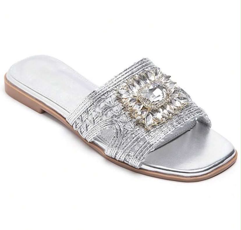 Mules plates bijoux – Élégance argentée