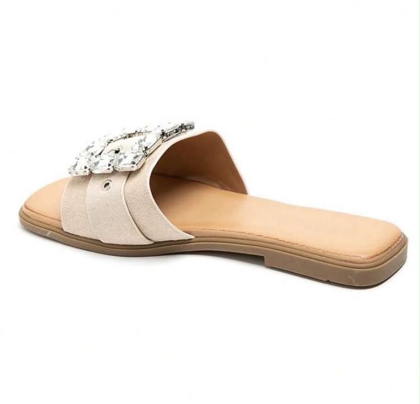 Mules plates ornées de strass – Élégance décontractée beige