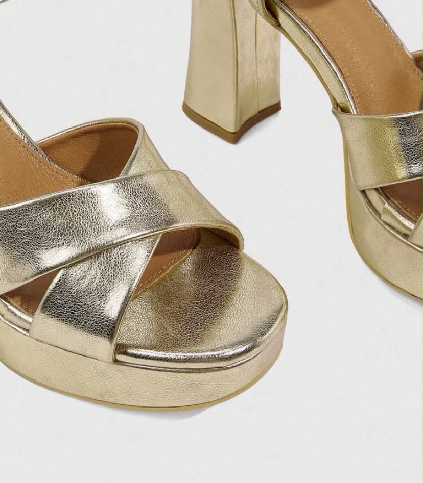 Sandales à Talons Plateforme – Éclat Doré