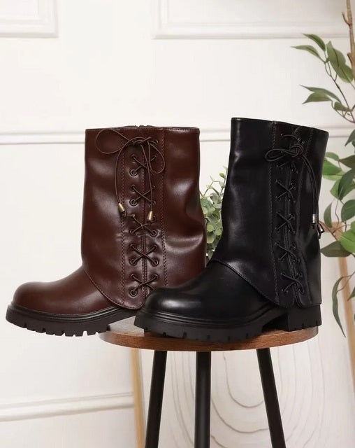 BOTTES FEMME MI-HAUTES EN CUIR VEGAN HAUTE QUALITÉ À LAÇAGE DÉCORATIF – TIGE REVERS ET SEMELLE CRANTÉE – CHOCOLAT OU NOIR MISS JOANNE