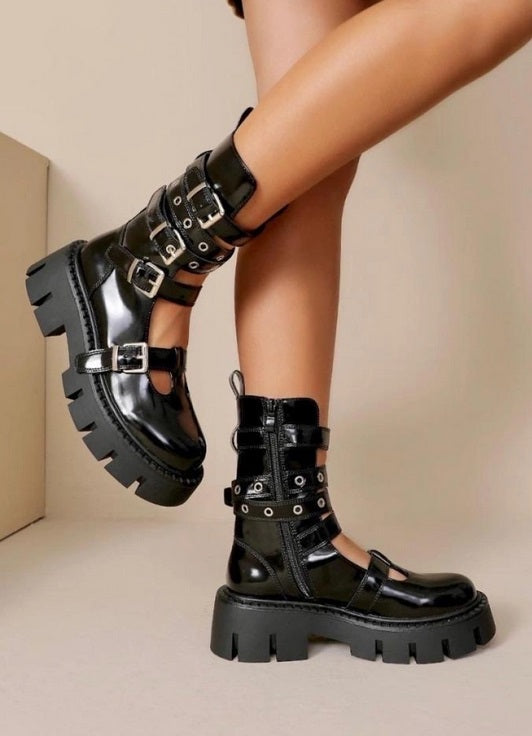 BOTTINES AJOURÉES NOIRES EFFET VERNI – MULTI-BOUCLES & SEMELLE XXL CRANTÉE MISS JOY