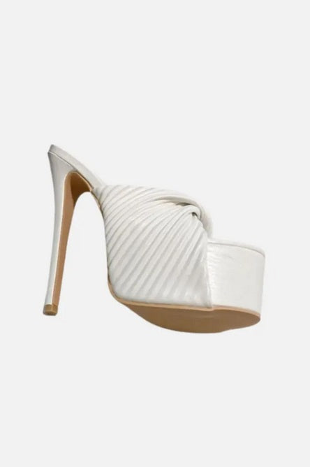 MULES À TALON BLANCHES – BRIDE NOUÉE PLISSÉE & PLATEFORME MISS ERICA WHITE
