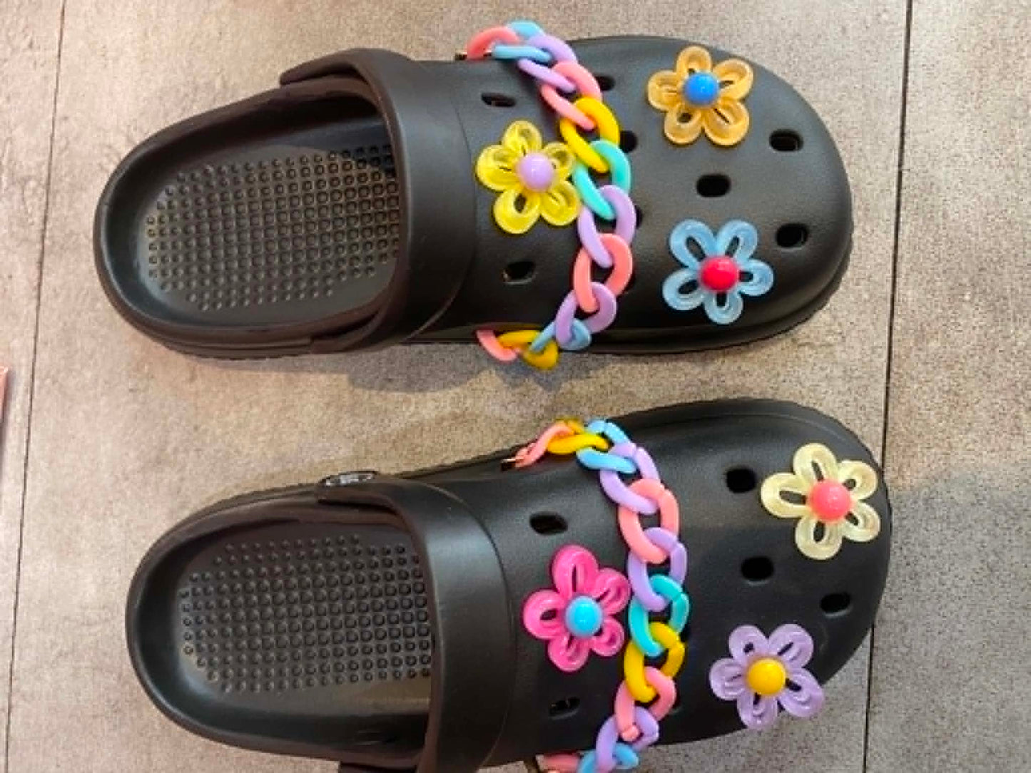 Sabots Confort "Summer Flowers" – Noirs avec Chaîne Pastel et Breloques Fleuries