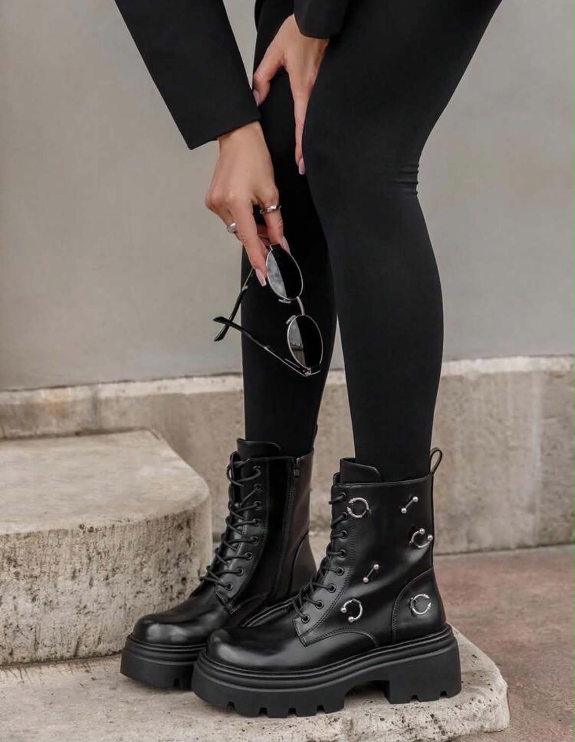 BOOTS SIMILICUIR NOIR MATE LACETS ANNEAUX PIERCING SEMELLE PLATEFORME – MISSKCY