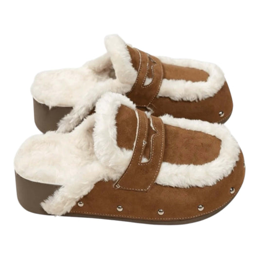 SABOTS FOURRÉS EFFET DAIM CAMEL – MULES FEMME MOUMOUTE À CLOUS SEMELLE COMPENSÉE