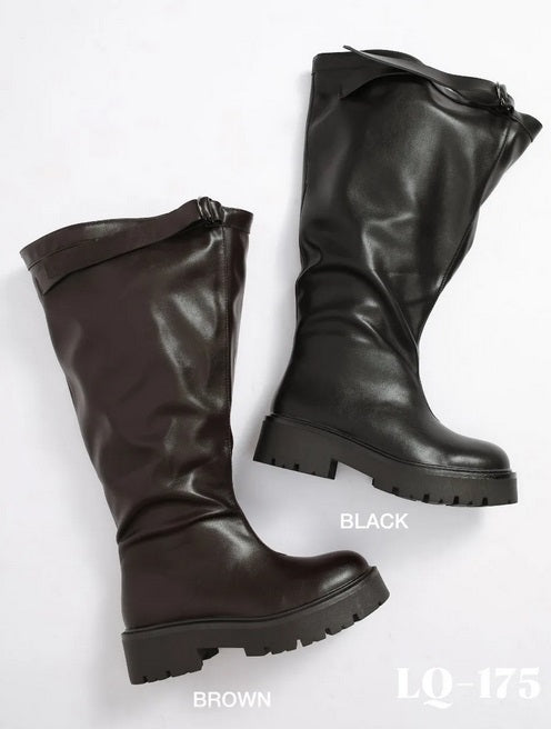 BOTTES HAUTES NOIRES ASPECT CUIR – SANGLE À DOUBLE ANNEAU & SEMELLE CRANTÉE MISS SELENA