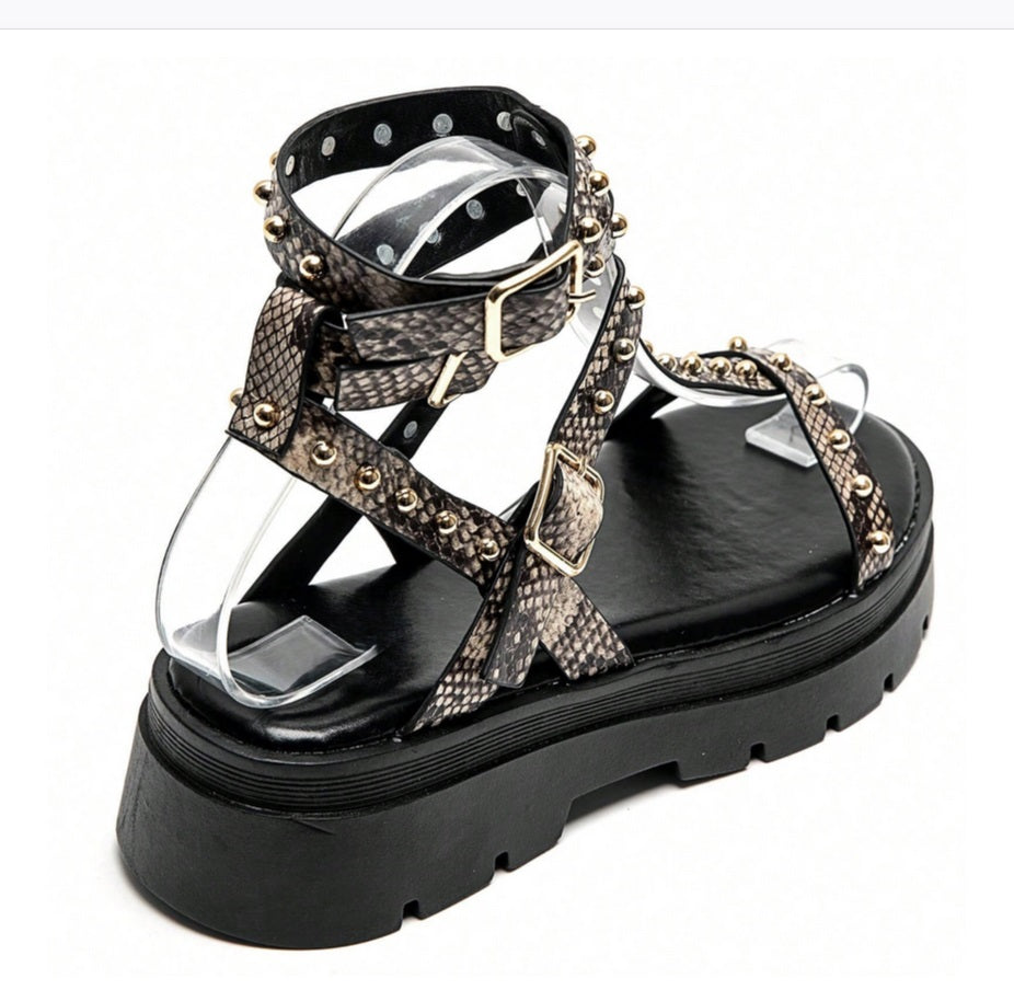 Sandales gladiateurs cloutée à platform miss Glita serpent snake print