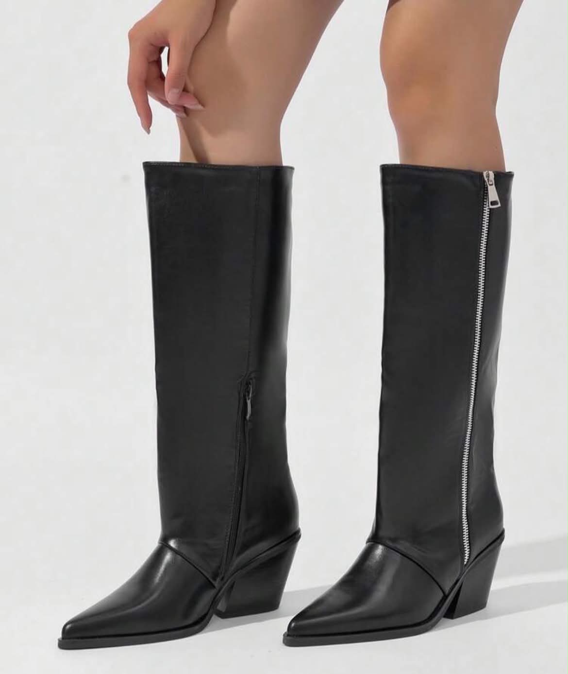 BOTTES HAUTES NOIRES BOUT POINTU TALON BISEAUTÉ ZIP DÉCORATIF – MISS SUZY