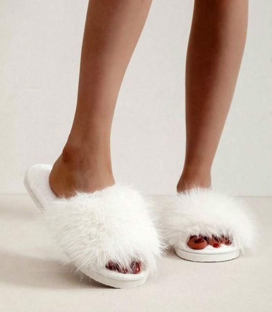 Chaussons “Plume de Mariée” – Fausse Fourrure Blanche Douceur