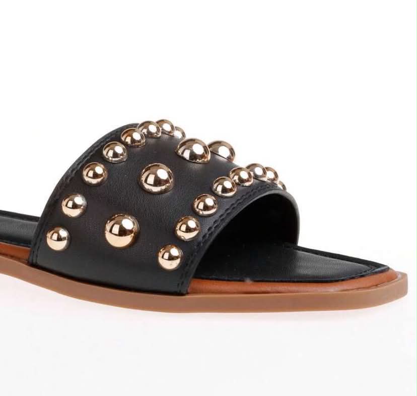 Claquette Mule en Simili Cuir Noir à Clous Dorés - Modèle "Aurora"