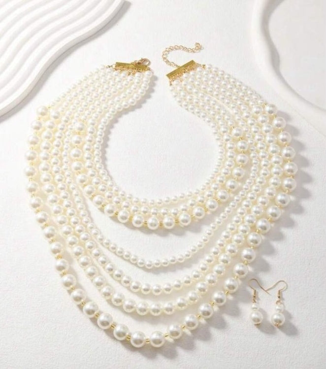 Collier Multi-Rangs de Perles – Élégance Intemporelle