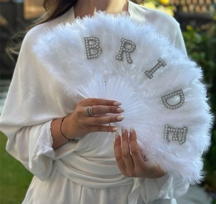 Éventail “Bride à Plumes” – Lettrage Perlé & Plumes Blanches