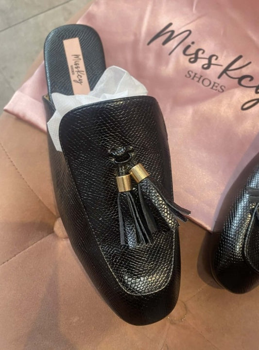 Mules Noires Chic – Effet Serpent & Pompons Dorés