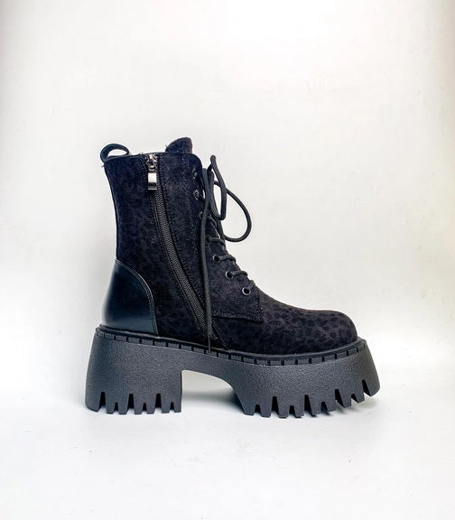BOTTINES À LACETS NOIRES IMPRIMÉ LÉOPARD – SIMILI PREMIUM & SEMELLE XXL CRANTÉE MISS OMG