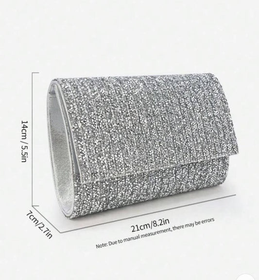 Pochette de soirée argentée – Éclat Cristallin