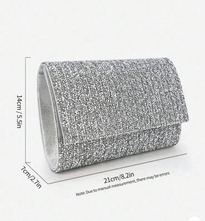 Pochette de soirée argentée – Éclat Cristallin