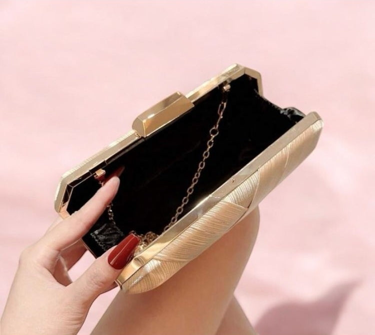 Pochette de soirée rigide satin beige gold – Élégance Dorée