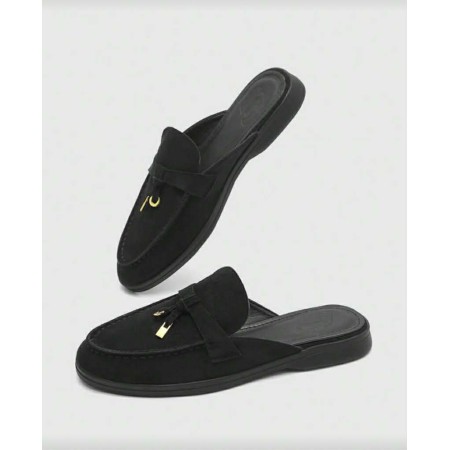 Mules en daim noir avec pampille dorée et semelle confort.