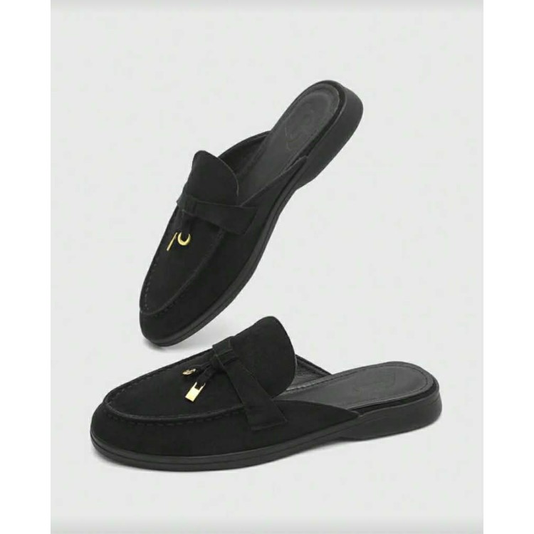 Mules en daim noir avec pampille dorée et semelle confort.