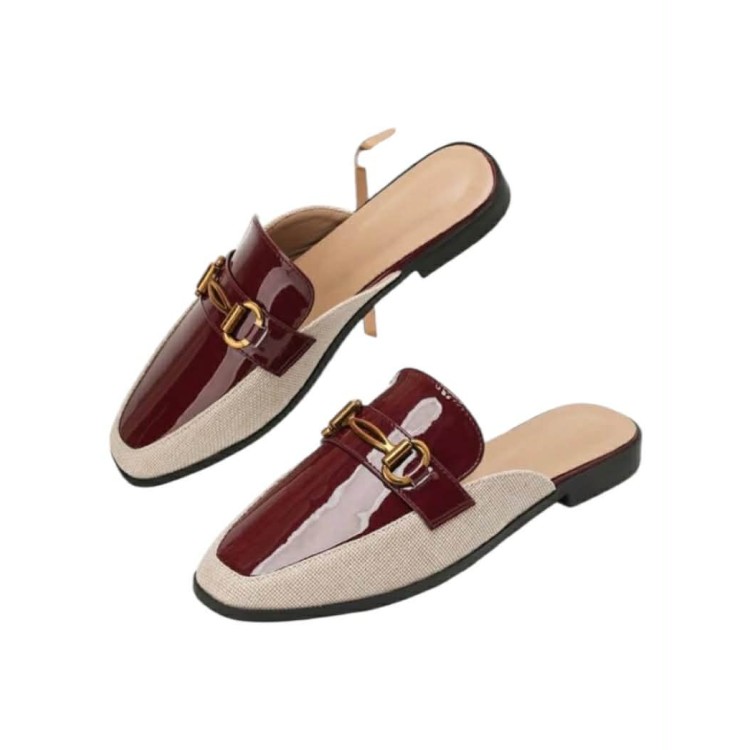 Mules femme bordeaux vernies et beige avec mors doré métallique.