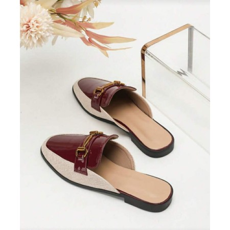 Mules femme bordeaux vernies et beige avec mors doré métallique.