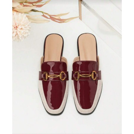 Mules femme bordeaux vernies et beige avec mors doré métallique.