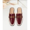 Mules femme bordeaux vernies et beige avec mors doré métallique.