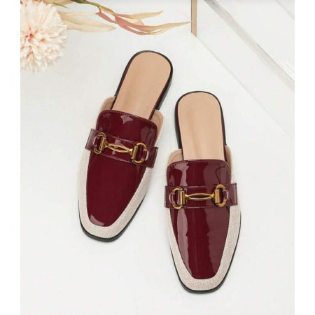 Mules femme bordeaux vernies et beige avec mors doré métallique.