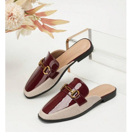 Mules femme bordeaux vernies et beige avec mors doré métallique.