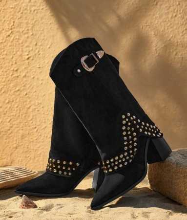 bottes western noir, bottes, bottes à clous femme, chaussures tendance 2025, bottes audacieuses.