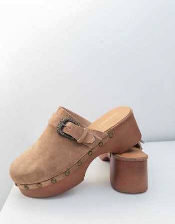 CHAUSSURES FEMME SABOT BOUCLE CAMEL EN BOIS MISS LALITA