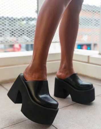 mules compensées, talons plateforme, chaussures tendance femme, look rétro moderne, etc.