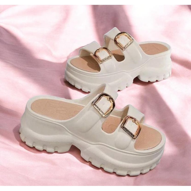 Sandales à plateforme crème avec boucles dorées – Style chunky tendance