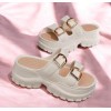 Sandales à plateforme crème avec boucles dorées – Style chunky tendance