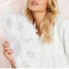 🤍 Éventail “Bride à Plumes” – Lettrage Perlé & Plumes Blanches