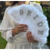 🤍 Éventail “Bride à Plumes” – Lettrage Perlé & Plumes Blanches