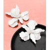 🌸 Boucles d’Oreilles “Fleur Majesté” – Grande Fleur Blanche Métal