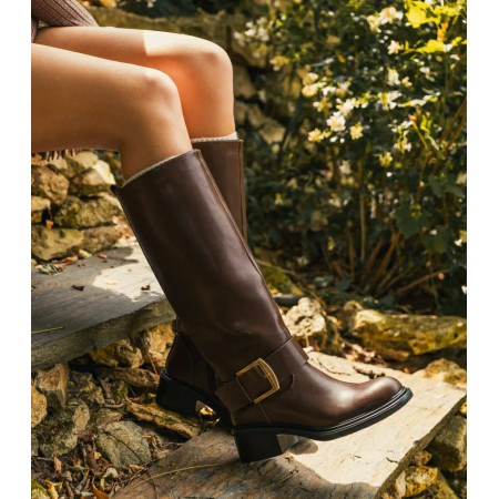 botte cavalière femme cuir marron, botte tendance automne hiver, botte élégante boucle dorée, botte à talon carré confortable.