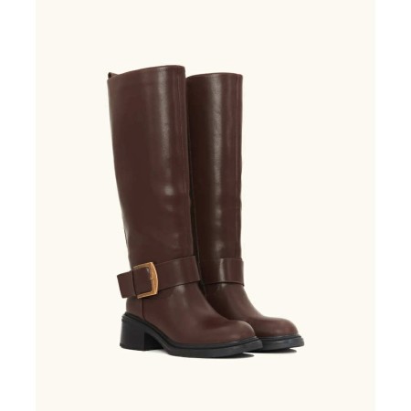 botte cavalière femme cuir marron, botte tendance automne hiver, botte élégante boucle dorée, botte à talon carré confortable.