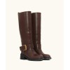 botte cavalière femme cuir marron, botte tendance automne hiver, botte élégante boucle dorée, botte à talon carré confortable.