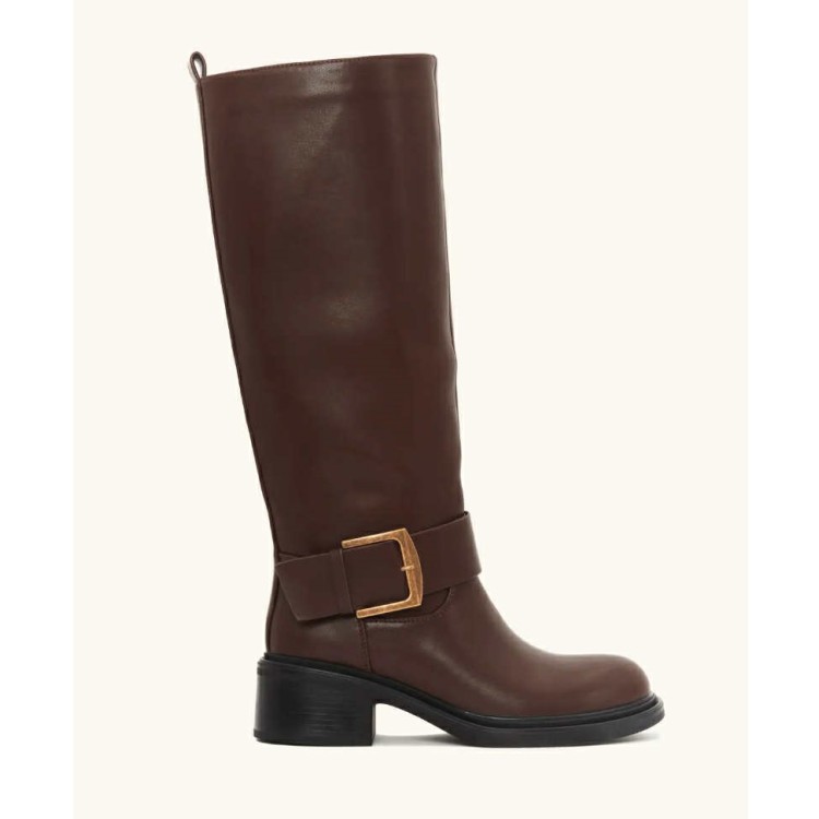 botte cavalière femme cuir marron, botte tendance automne hiver, botte élégante boucle dorée, botte à talon carré confortable.
