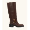 botte cavalière femme cuir marron, botte tendance automne hiver, botte élégante boucle dorée, botte à talon carré confortable.