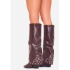 BOTTES HAUTES À RIVETS – MUST-HAVE TENDANCE 2025 POUR UNE GARDE-ROBE STYLÉE MARRON