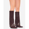 BOTTES HAUTES À RIVETS – MUST-HAVE TENDANCE 2025 POUR UNE GARDE-ROBE STYLÉE MARRON