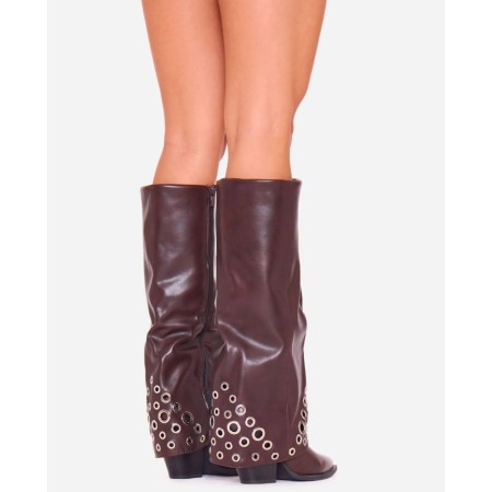 BOTTES HAUTES À RIVETS – MUST-HAVE TENDANCE 2025 POUR UNE GARDE-ROBE STYLÉE MARRON