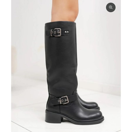 Bottes cavalières hautes en simili cuir noir avec petit talon. Confortables et élégantes pour un style quotidien chic