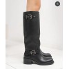 Bottes cavalières hautes en simili cuir noir avec petit talon. Confortables et élégantes pour un style quotidien chic