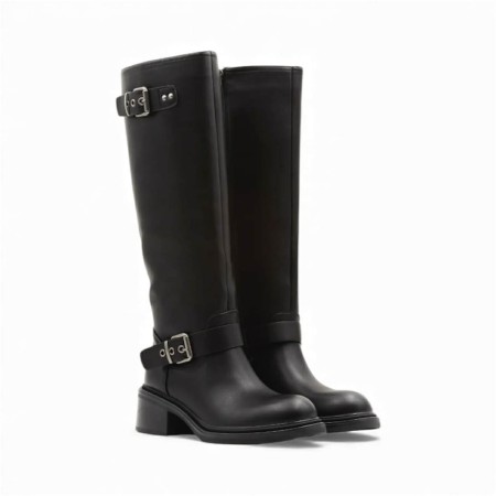 Bottes cavalières hautes en simili cuir noir avec petit talon. Confortables et élégantes pour un style quotidien chic