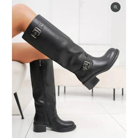Bottes cavalières hautes en simili cuir noir avec petit talon. Confortables et élégantes pour un style quotidien chic