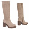 Bottes en suédine beige ou noir, talon épais 8 cm et semelle crantée. Élégance & confort